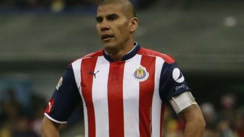 El mexicano Carlos Salcido no estuvo de acuerdo con un tuit de su equipo, las Chivas Rayadas del Guadalajara. Foto: Imago7/Álvaro Paulin)