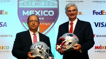 Arturo Olivé (der.) es el encargado de conducir los negocios de la NFL en México.