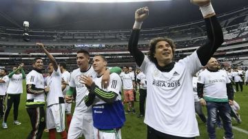 Guillermo Ochoa y los demás seleccionados mexicanos festejaron la clasificación al Mundial el 1 de septiembre en el Estadio Azteca.