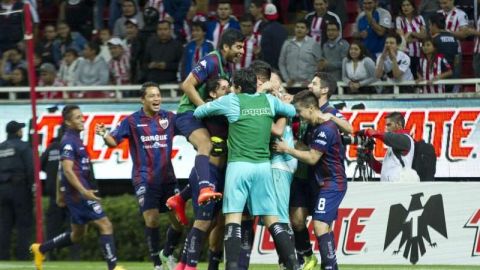 Jugadores de Atlante, festejan el pase a semifinales de la Copa MX tras eliminar a Chivas en penaltis. (Foto: Imago7/Carlos Zepeda)