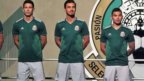 Oswaldo Alanís y Orbelin Pineda, durante la presentación de la nueva playera de la selección nacional de México, en evento realizado en el monumento a la revolución. (Foto/ Imago7/ Etzel Espinosa)