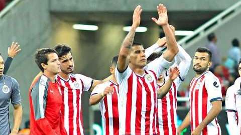 Chivas se va por la puerta de atrás del torneo Apertura 2017 de la Liga MX, sin poder refrendar sus campeonatos en Liga ni en Copa. (Foto: Imago7/Jorge Barajas)