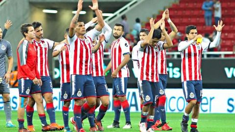 Chivas se va por la puerta de atrás del torneo Apertura 2017 de la Liga MX, sin poder refrendar sus campeonatos en Liga ni en Copa. (Foto: Imago7/Jorge Barajas)