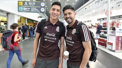 Edson Álvarez y Oribe Peralta Peralta, durante la salida de la selección nacional de México a Amsterdam para la gira de preparación por Europa. (Foto: Imago7/ Etzel Espinosa)