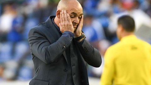 Paco Jémez, técnico del Cruz Azul, se muestra a disgusto con los periodistas mexicanos