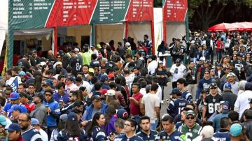 Antes de vibrar con el Raiders - Patriots cientos de fanáticos de la NFL hacían filas para comer unos buenos tacos o una refrescante cerveza a las afueras del Estadio Azteca de la Ciudad de México.