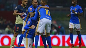 Jugadores de Tigres festejan el gol solitario de Juninho al América en la ida de las semifinales del Apertura 2017 de la Liga MX. (Foto: Imago7/Agustin Cuevas)