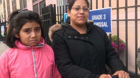 La madre mexicana Rosa Pérez, habla de la importancia de mantener medicamentos fuera del alcance de los niños