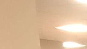 La dominicana Clara Santana tiene 20 años limpiando oficinas y asegura que los productos que utiliza para realizar su trabajo le han afectado su salud.