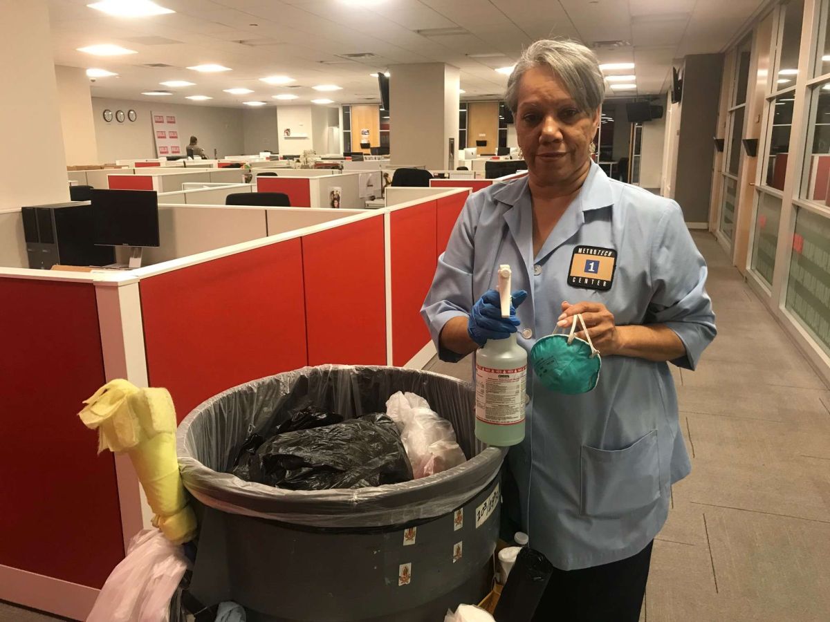 La dominicana Clara Santana tiene 20 años limpiando oficinas y asegura que los productos que utiliza para realizar su trabajo le han afectado su salud.