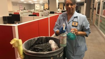 La dominicana Clara Santana tiene 20 años limpiando oficinas y asegura que los productos que utiliza para realizar su trabajo le han afectado su salud.