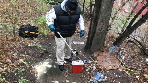 El personal del WHCP tiene un programa mediante el cual acuden a lugares públicos a recoger jeringas usadas por adictos a la heroína.
Durante un recorrido realizado con EL DIARIO, los voluntarios del WHCP recolectaron más de 24 jeringas usadas y desechadas detrás de unos matorrales debajo de un puente del área.