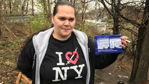 Clara Cardelle le ha salvado la vida a hombres latinos que han sufrido sobredosis por heroína en Washington Heights. La mujer, de origen cubano y residente en ese vecindario del Alto Manhattan, ha resucita a los adictos utilizando el antídoto Naloxone.