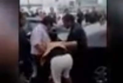 La exesposa agarra por los cabellos a la supuesta amante.