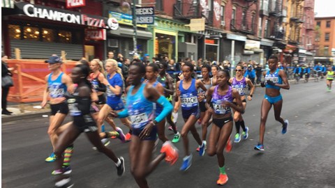 de corredor de la élite de las mujeres pasando por Bedford Ave y North 7th en Brooklyn.