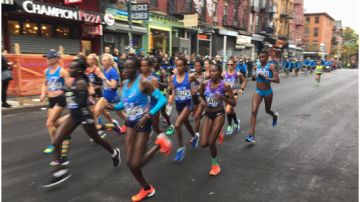 de corredor de la élite de las mujeres pasando por Bedford Ave y North 7th en Brooklyn.
