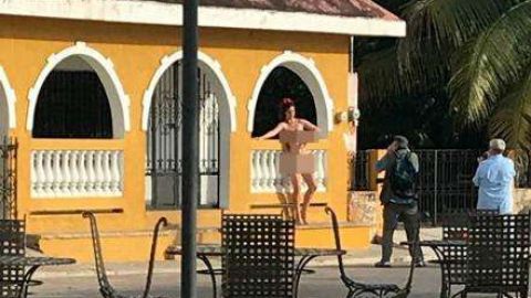 Mujeres desnudas en la plaza principal. Foto Twitter