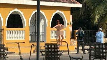 Mujeres desnudas en la plaza principal. Foto Twitter