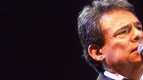 José José permanecerá internado por el momento.