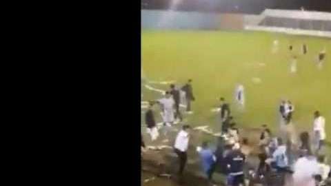 Jugadores y aficionados del Juventud de Pergamino agredieron al cuerpo arbitral del partido que disputaban contra Independiente de Chivilcoy en Argentina.
