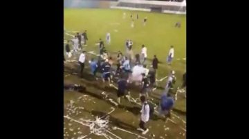 Jugadores y aficionados del Juventud de Pergamino agredieron al cuerpo arbitral del partido que disputaban contra Independiente de Chivilcoy en Argentina.