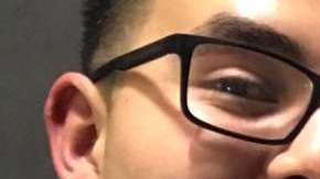 La joven pareja parece estar muy enamorada.