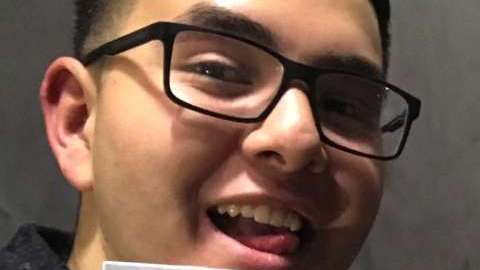 La joven pareja parece estar muy enamorada.