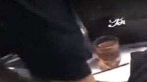 Lamar Odom se cae en un bar.