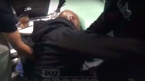 Lamar Odom se cae en un bar.