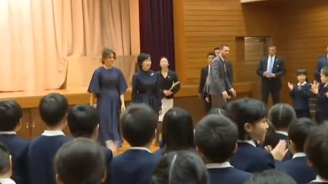 Las primeras damas visitaron escuela en Japón.