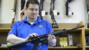 FBI revisará registro de antecedentes para comprar armas por matanza en Texas