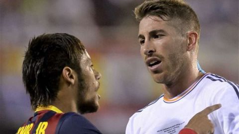 El brasileño Neymar da Silva Santos Junior y e español Sergio Ramos se enfrentaron muchas veces en los Clásicos entre Barcelona y Real Madrid, como en esta imagen de la Copa del Rey. (Foto: DANI POZO/AFP/Getty Images)