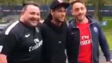 Neymar accedió a tomarse selfies con los aficionados
