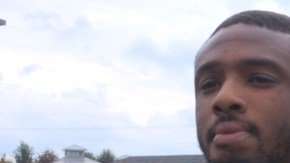 Este muchacho robaba bancos disfrazado. Pero se paró a dar una entrevista en televisión y así fue capturado.