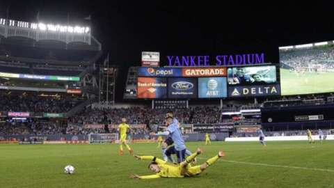El NYC FC salió con todo el domingo en Yankee Stadium para tratar de revertir la pesada desventaja ante el Columbus Crew. Hizo dos goles, pero el tercero nada más no quiso caer.