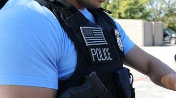 Cuando ICE detiene a indocumentados, no siempre puede enviarlas a sus cárceles.