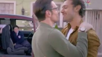 Andrés Zuno y Raúl Coronado se besaron en la telenovela "Papá a toda madre"