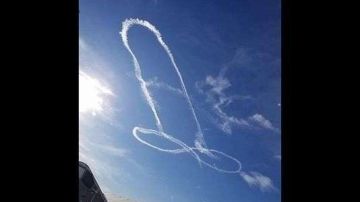 Un dibujo de un pene gigante aparece en el cielo de Washington.