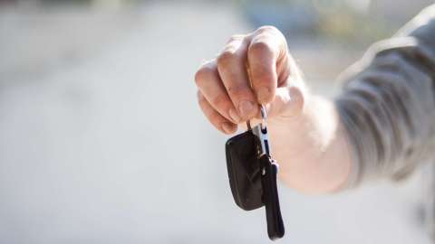 Recuerda que la prioridad es obtener el precio más bajo por un auto nuevo.