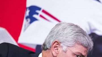 Arturo Olivé, director de NFL México y el jefe de gobierno de la CDMX, Miguel Ángel Mancera. (Foto: Juan Luis Díaz / Agencia Reforma)