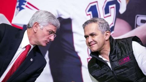 Arturo Olivé, director de NFL México y el jefe de gobierno de la CDMX, Miguel Ángel Mancera. (Foto: Juan Luis Díaz / Agencia Reforma)