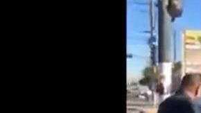 Los policías se acercaron a ellos para regalarles un pavo.