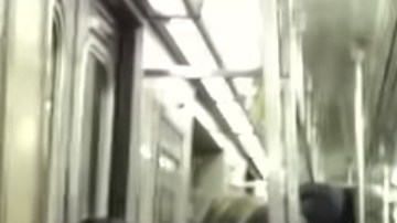 Hombres y mujeres encima de los asientos por temor a la rata.