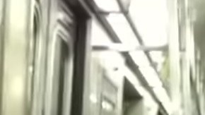 Hombres y mujeres encima de los asientos por temor a la rata.