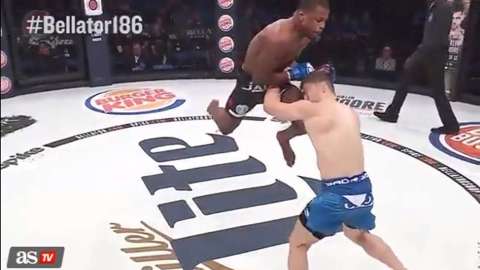 Tywan Claxon proinó tremendo rodillazo a su rival