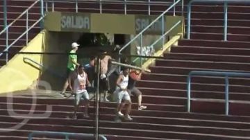 Aficionados violentos del Deportivo Español agredieron en la tribuna a los familiares de los jugadores de Sacachispas durante un partido de la Priimera B argentina.