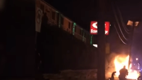 Video hombre en llamas agredido por la policía