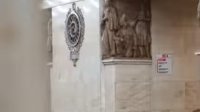 Mujer se levanta la falda en estación del tren