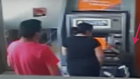 Niño de 4 años hurtando cajeros