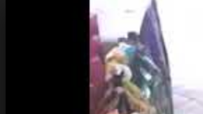 Una mujer está a punto de pagar su compra en una tienda cuando alguien le roba el dinero.